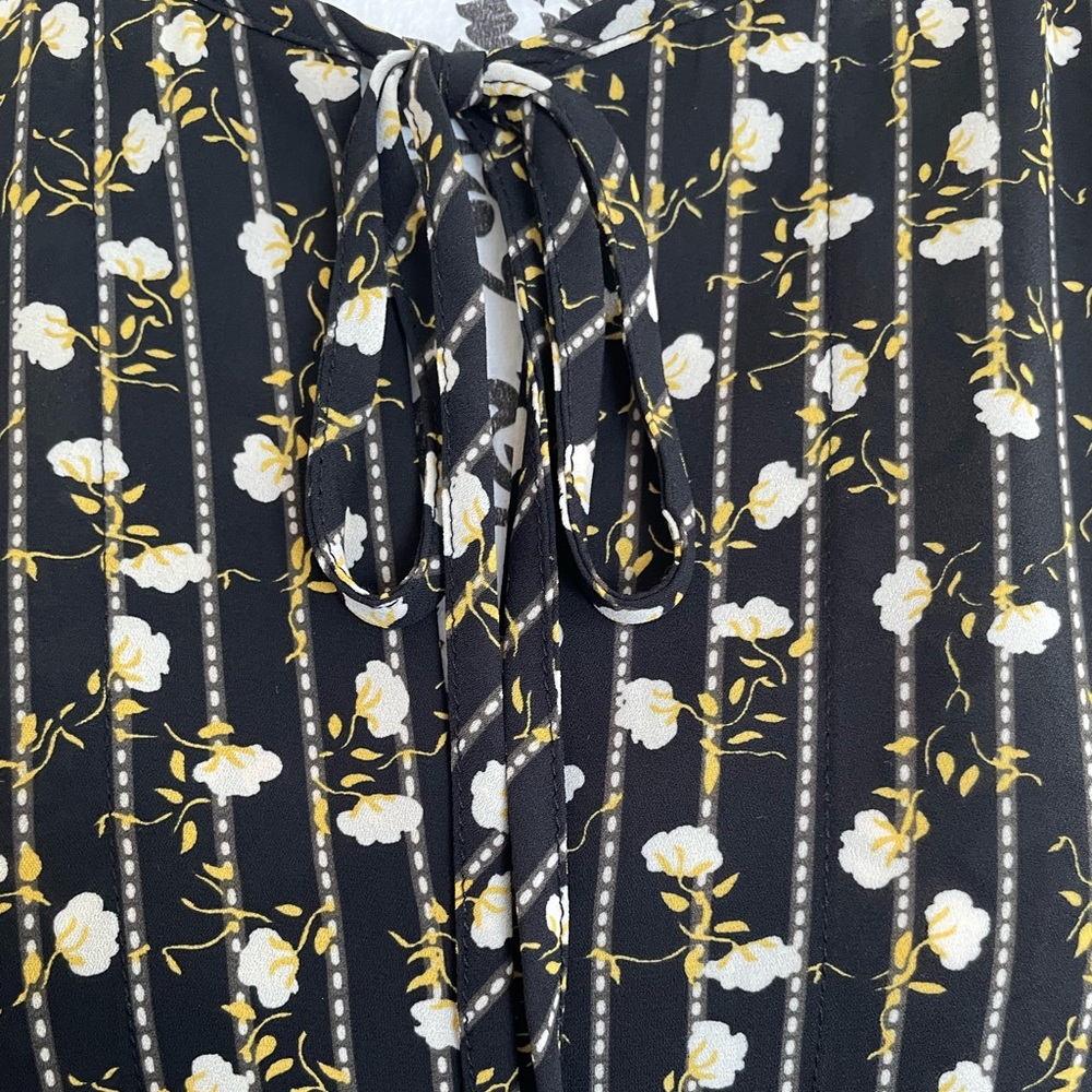 Floral blouse 🌼 - Picture 6 of 9